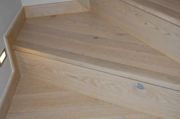 Κατασκευή σκάλας από προγυαλισμένο ξύλο Δρυός