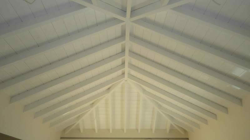 Κατασκευή στέγης με πλανισμένη ξυλεία πεύκου  σε λευκό χρώμα