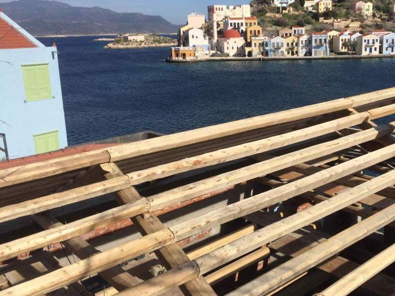 Κατασκευή στέγης με Τράβα Ερυθρελάτης