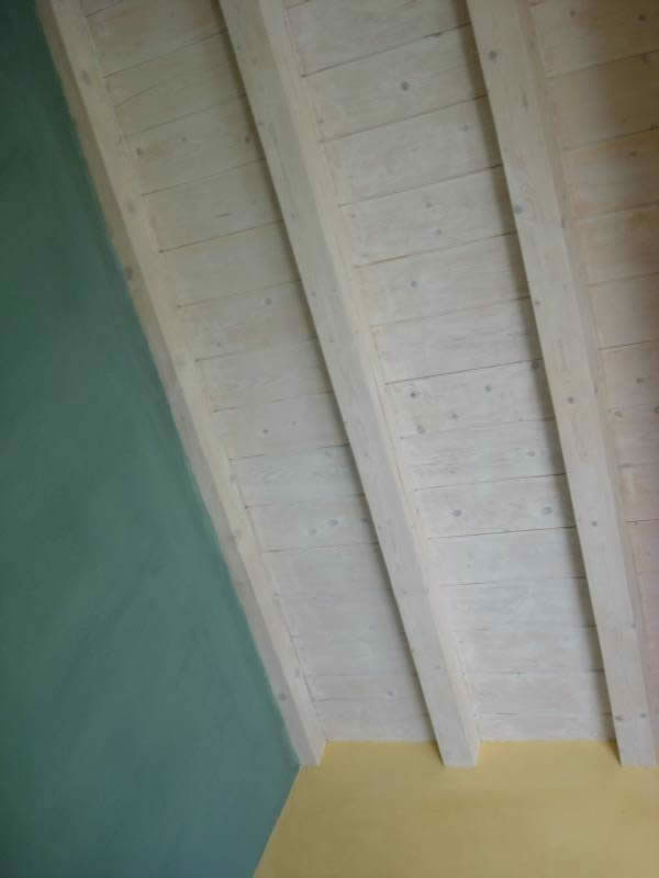 Ταβάνι ξύλινο με επένδυση σε λευκό χρώμα που επιτρέπει να φαίνονται τα νερά του ξύλου
